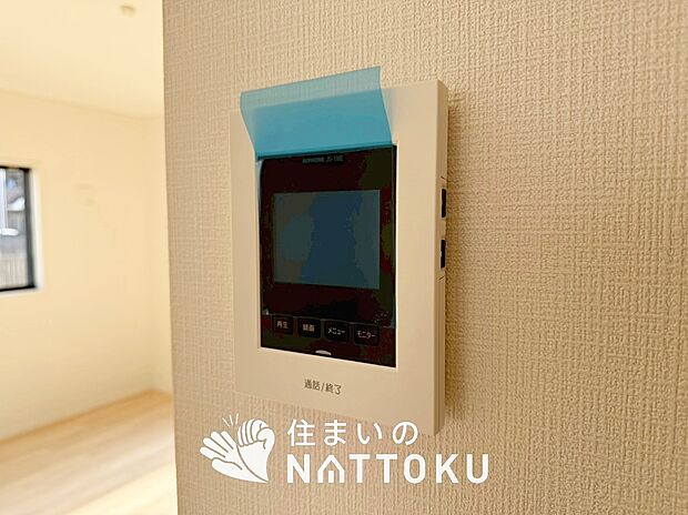 【TVモニター付インターホン】手放し通話ができ、送話表示灯で送話・受話状態が確認できます。
映像と音声で玄関先の様子をチェックできるモニター機能や、夜間の訪問者の顔も確認できるLEDライトを装備しています。