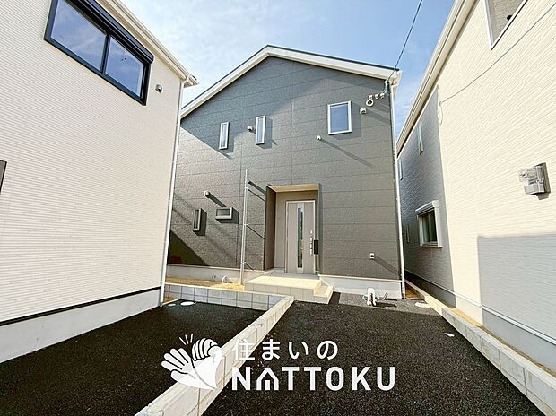 【現地写真（外観）【２号地】】軽くて火災に強い屋根材を採用し、地震時の建物への負担や揺れを軽減しています。