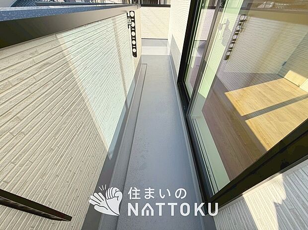 【バルコニー】奥行きが広く、洗濯物をゆったりと干せる十分な広さで、家族の洗濯も捗ります。