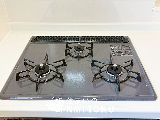 【ビルトインコンロ】フラットな構造で清掃性が高く、過熱防止センサー付３口タイプで日頃の家事も快適です。