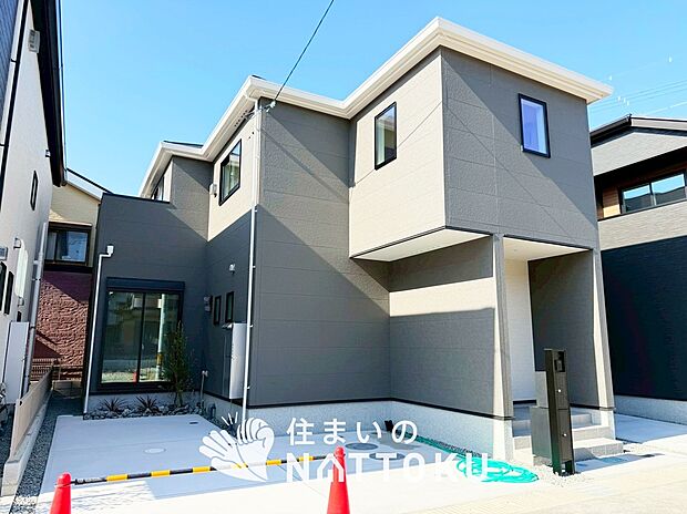 【現地写真（外観）【９号地】】軽くて火災に強い屋根材を採用し、地震時の建物への負担や揺れを軽減しています。