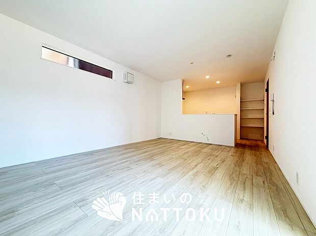 【現地写真（リビング）】フローリング材には、木目、色調など木材特有の風合いがあり、ナチュラルな美しさになっています。