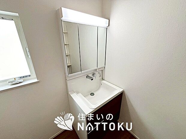 【洗面台・洗面所】鏡の両サイドは、必要なものを取出しやすく、大きな鏡面で朝の準備も快適。
使いやすいリフトアップ機能付きのシングルレバーシャワー水栓付です。