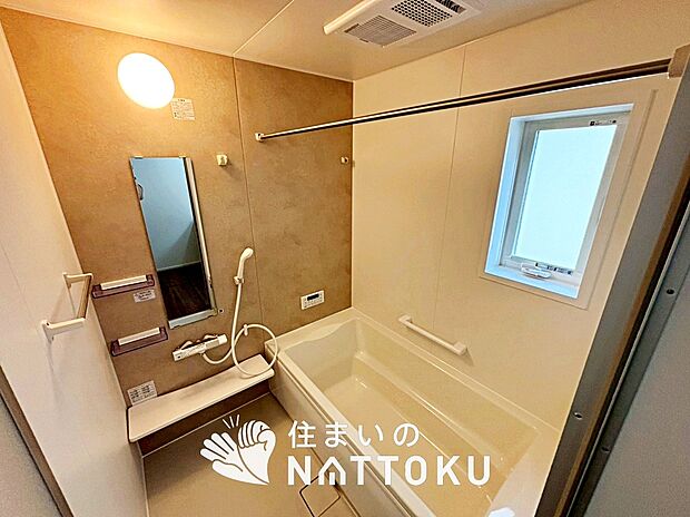 【現地写真（浴室）】浴室暖房乾燥機付き。１坪タイプで広々です。