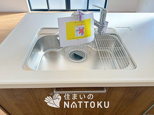 【TVモニター付インターホン】フラットな構造で清掃性が高く、過熱防止センサー付３口タイプで日頃の家事も快適です。
来訪者を画像と音声で確認できる、防犯性に優れた安心のシステム。
スッキリしたデザインで、誰でも簡単に操作できます。