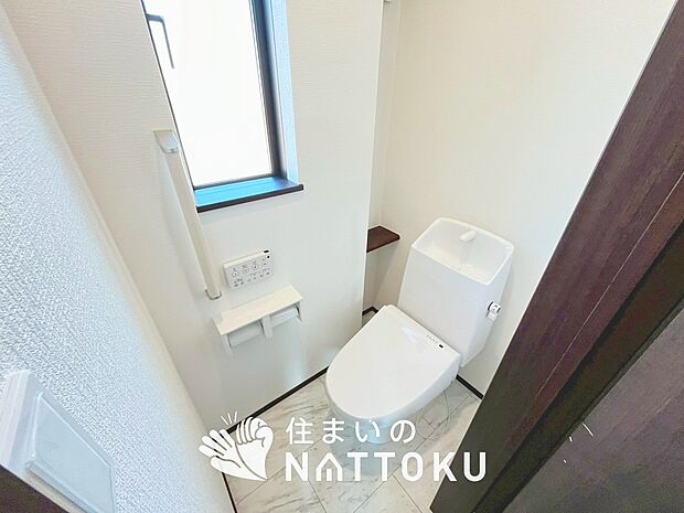 【トイレ】汚れてもサッとひと拭きでお手入れ簡単、エコ仕様の温水洗浄便座付きのトイレです。
バリアフリーにも配慮しています。
