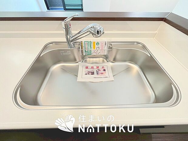 【浄水器内臓ハンドシャワー付シンク】広々とした凸型シンクに洗剤ポケットを標準装備。すっきり収納できます。
また、蛇口の先端に浄水器を内蔵しているため場所をとりません。
