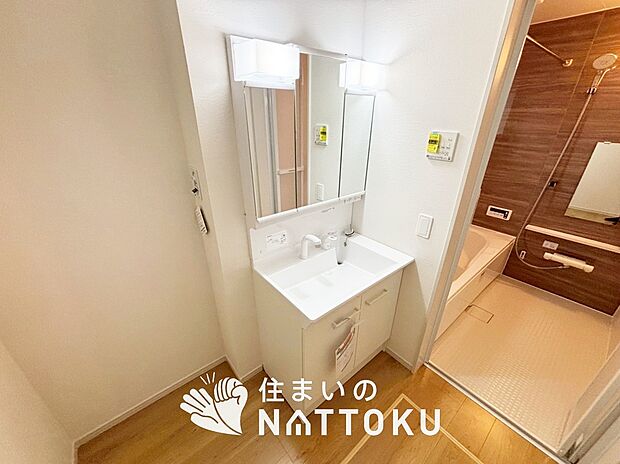 【洗面台・洗面所】鏡の両サイドは、必要なものを取出しやすく、大きな鏡面で朝の準備も快適。
使いやすいリフトアップ機能付きのシングルレバーシャワー水栓付です。
