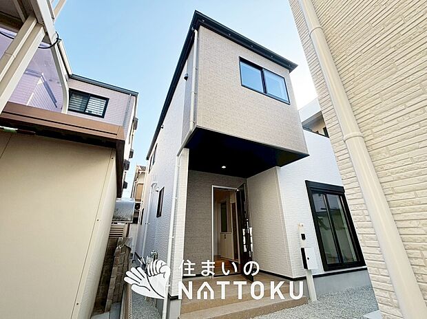 【現地写真（街並み）】雨で汚れを落とし、耐久性・耐候性に優れた外壁を使用しています。