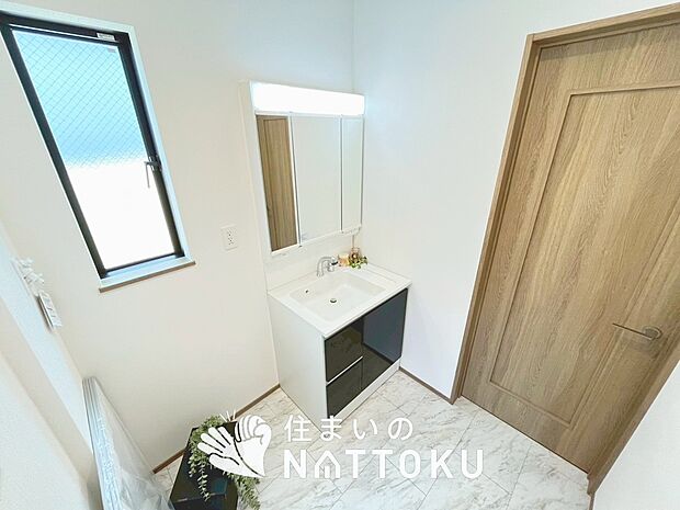 【洗面台・洗面所 】鏡の両サイドは、必要なものを取出しやすく、大きな鏡面で朝の準備も快適。
使いやすいリフトアップ機能付きのシングルレバーシャワー水栓付です。
