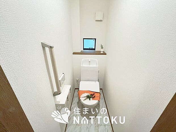 【トイレ	 】汚れてもサッとひと拭きでお手入れ簡単、エコ仕様の温水洗浄便座付きのトイレです。
バリアフリーにも配慮しています。
