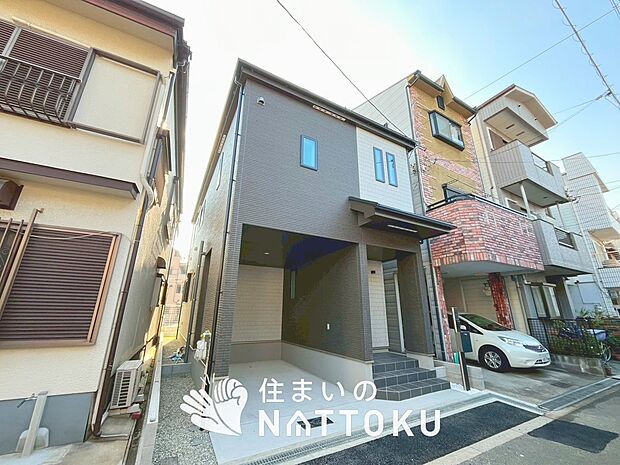 【現地写真（前道含む外観）】断熱性、気密性を高める工夫で一年中ずっと心地よく暮らせる、高気密・高断熱です。