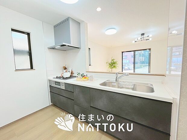 【現地写真（キッチン）】収納たっぷりのシステムキッチン、浄水器付水栓を標準装備しています。