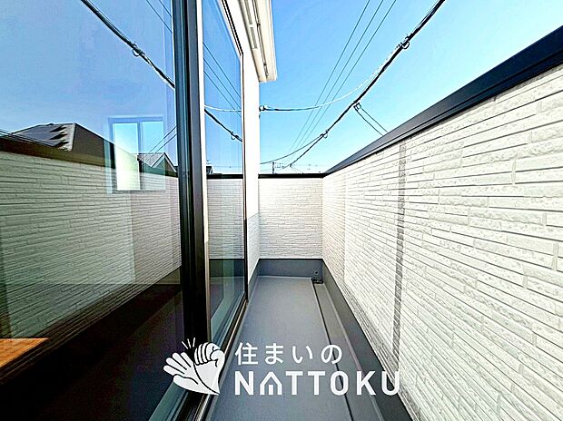 【バルコニー】奥行きが広く、洗濯物をゆったりと干せる十分な広さで、家族の洗濯も捗ります。