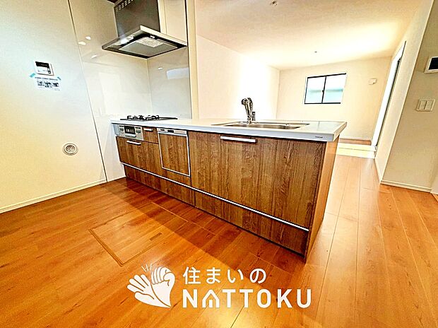 【現地写真（キッチン）】収納たっぷりのシステムキッチン、浄水器付水栓を標準装備しています。