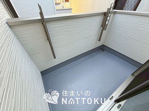 【バルコニー】奥行きが広く、洗濯物をゆったりと干せる十分な広さで、家族の洗濯も捗ります。
