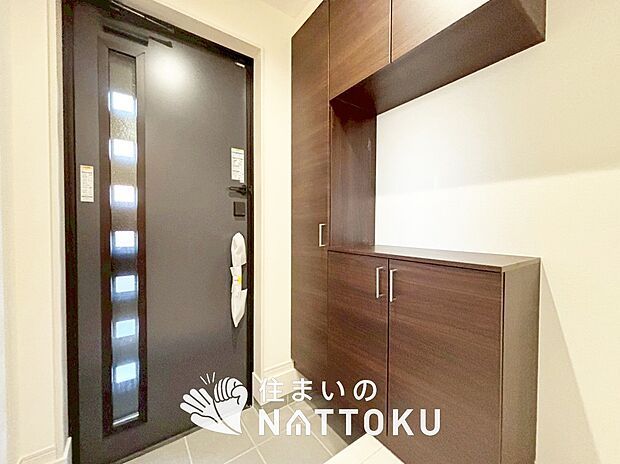 【現地写真（玄関）】玄関には、大型のシューズ収納を設置しています。