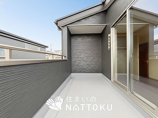 【バルコニー】奥行きが広く、洗濯物をゆったりと干せる十分な広さで、家族の洗濯も捗ります。