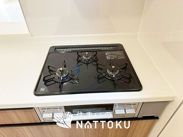 【ビルトインコンロ】フラットな構造で清掃性が高く、過熱防止センサー付３口タイプで日頃の家事も快適です。