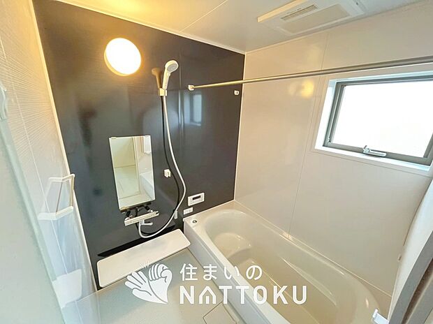 【現地写真（浴室）】浴室暖房乾燥機付き。１坪タイプで広々です。