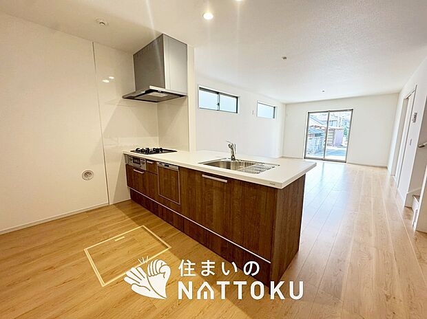 【現地写真（キッチン）】収納たっぷりのシステムキッチン、浄水器付水栓を標準装備しています。