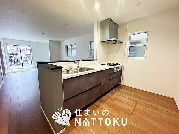 【現地写真（キッチン）】収納たっぷりのシステムキッチン、浄水器付水栓を標準装備しています。