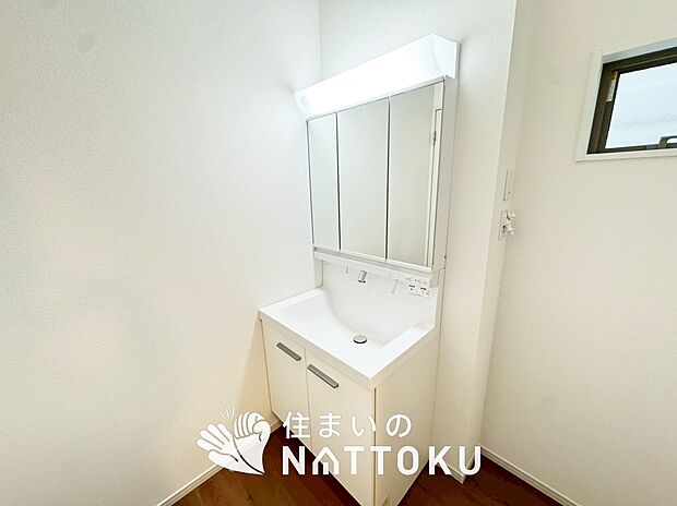 【洗面台・洗面所】鏡の両サイドは、必要なものを取出しやすく、大きな鏡面で朝の準備も快適。
使いやすいリフトアップ機能付きのシングルレバーシャワー水栓付です。
