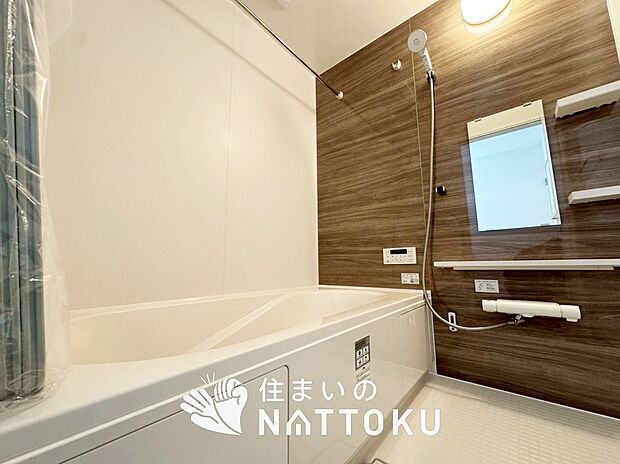 【現地写真（浴室）】浴室暖房乾燥機付き。１坪タイプで広々です。