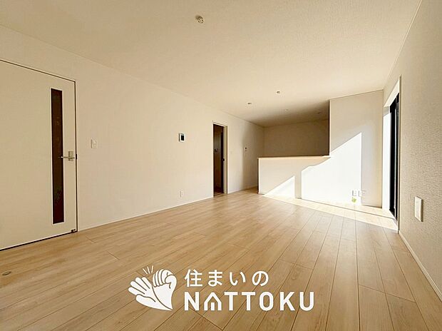 【現地写真（リビング）】フローリング材には、木目、色調など木材特有の風合いがあり、ナチュラルな美しさになっています。