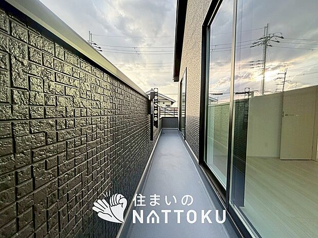 【バルコニー】奥行きが広く、洗濯物をゆったりと干せる十分な広さで、家族の洗濯も捗ります。