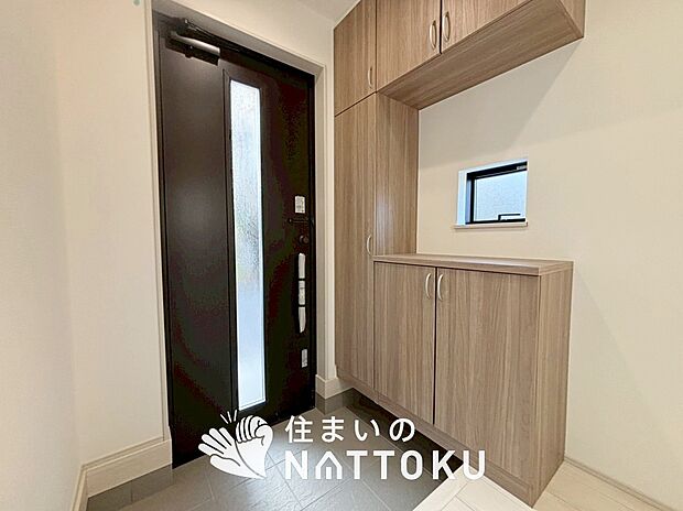【現地写真（玄関）】玄関には、大型のシューズ収納を設置しています。