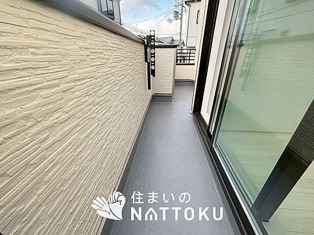 【バルコニー】奥行きが広く、洗濯物をゆったりと干せる十分な広さで、家族の洗濯も捗ります。