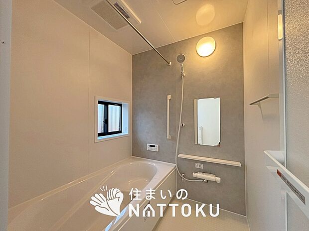 【現地写真（浴室）】浴室暖房乾燥機付き。１坪タイプで広々です。