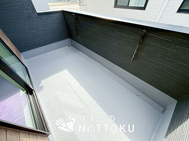 【バルコニー】奥行きが広く、洗濯物をゆったりと干せる十分な広さで、家族の洗濯も捗ります。