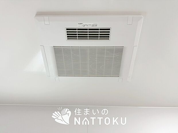 【浴室換気乾燥暖房機】予備暖房や衣類の乾燥に使用できる乾燥機を設置。
雨の日の洗濯物や、部屋干しの衣類等の乾燥に活躍します。
