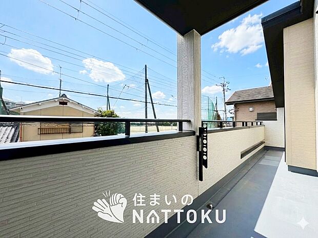 【バルコニー】奥行きが広く、洗濯物をゆったりと干せる十分な広さで、家族の洗濯も捗ります。