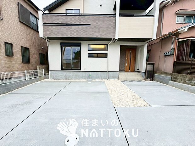 【現地写真（駐車場）】駐車スペースが広く、運転が苦手な方も安心です。