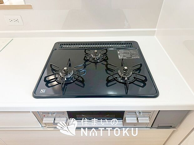 【ビルトインコンロ】フラットな構造で清掃性が高く、過熱防止センサー付３口タイプで日頃の家事も快適です。