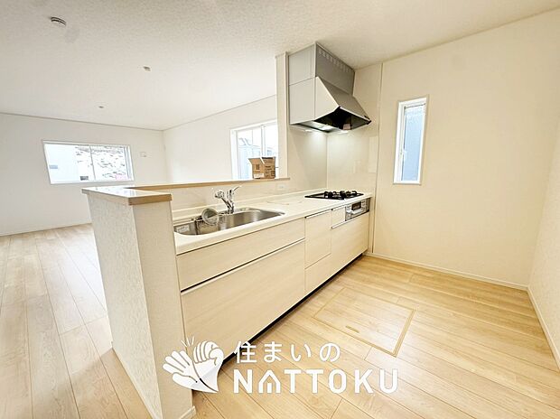 【現地写真（キッチン）】収納たっぷりのシステムキッチン、浄水器付水栓を標準装備しています。