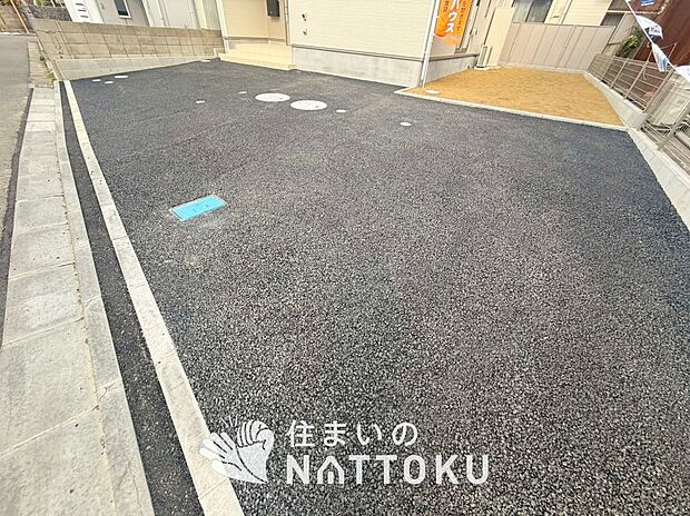【現地写真（駐車場）】駐車スペースが広く、運転が苦手な方も安心です。