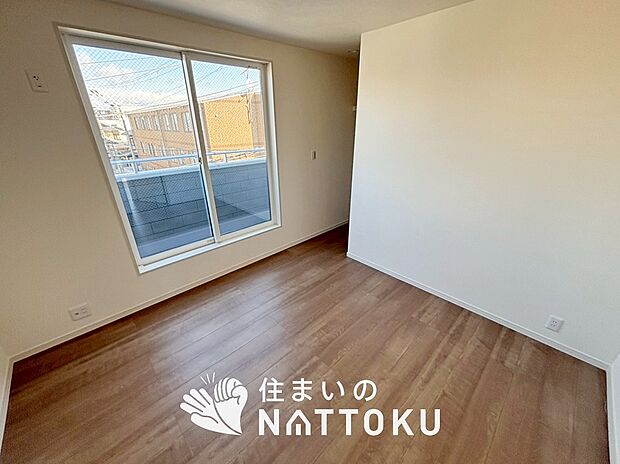 【現地写真（洋室）】木目の美しさを際立たせるシンプルデザインの建具を使用しています。