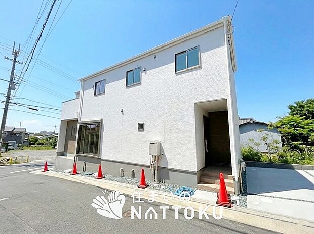 【現地写真（前道含む外観）】軽くて火災に強い屋根材を採用し、地震時の建物への負担や揺れを軽減しています。