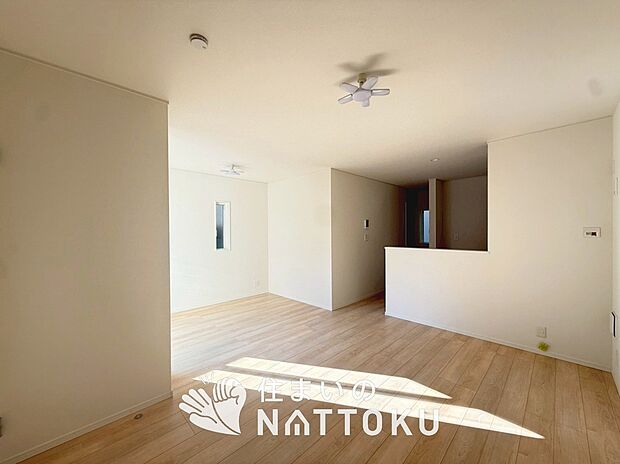 【現地写真（リビング）】フローリング材には、木目、色調など木材特有の風合いがあり、ナチュラルな美しさになっています。