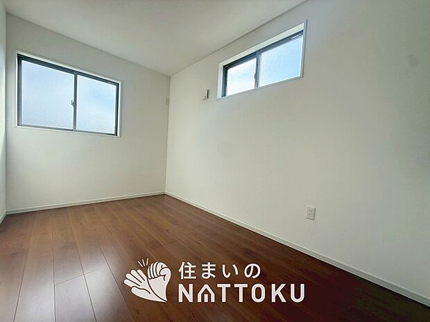 【現地写真（寝室）】木目の美しさを際立たせるシンプルデザインの建具を使用しています。