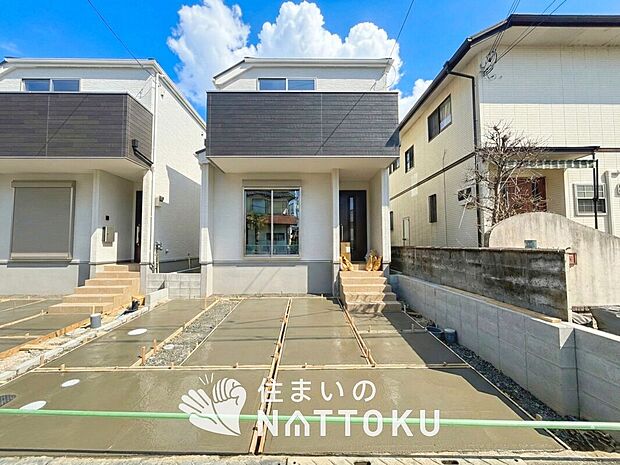 【現地写真（街並み）】雨で汚れを落とし、耐久性・耐候性に優れた外壁を使用しています。