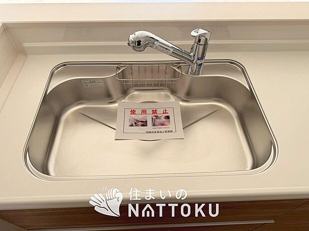 【浄水器内臓型ハンドシャワー付シンク】広々とした凸型シンクに洗剤ポケットを標準装備。すっきり収納できます。
また、蛇口の先端に浄水器を内蔵しているため場所をとりません。
