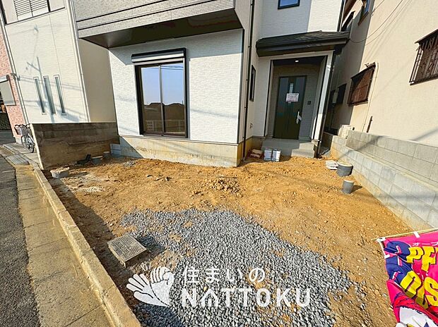 【現地写真（駐車場）】駐車スペースが広く、運転が苦手な方も安心です。