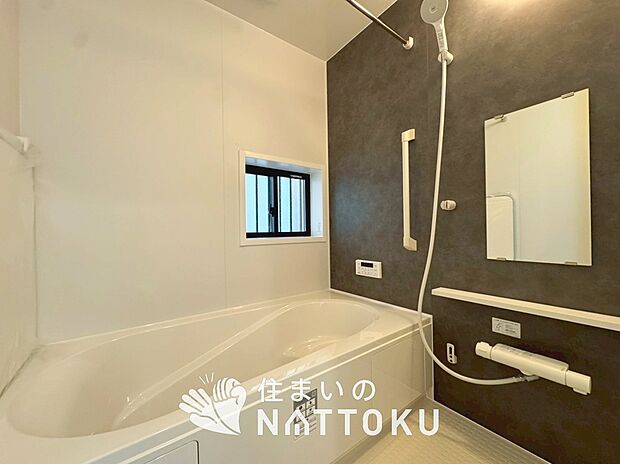 【現地写真（浴室）】浴室暖房乾燥機付き。１坪タイプで広々です。