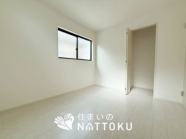 【現地写真（洋室）】木目の美しさを際立たせるシンプルデザインの建具を使用しています。