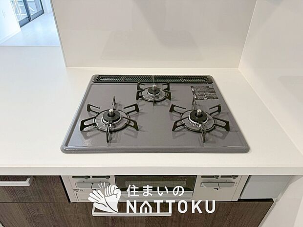 【ビルトインコンロ】フラットな構造で清掃性が高く、過熱防止センサー付３口タイプで日頃の家事も快適です。